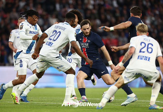 파리 생제르맹(PSG) 흐비차 크바라츠헬리아(가운데)가 18일 프랑스 파리의 파르크 데 프랭스에서 열린 2024~2025 프랑스 리그1 최종전 오세르전에서 슈팅을 시도하고 있다. /AFPBBNews=뉴스1