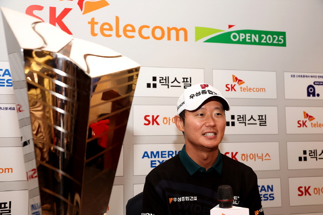 엄재웅이 우승 후 기자회견을 하고 있다. /사진=KPGA 제공