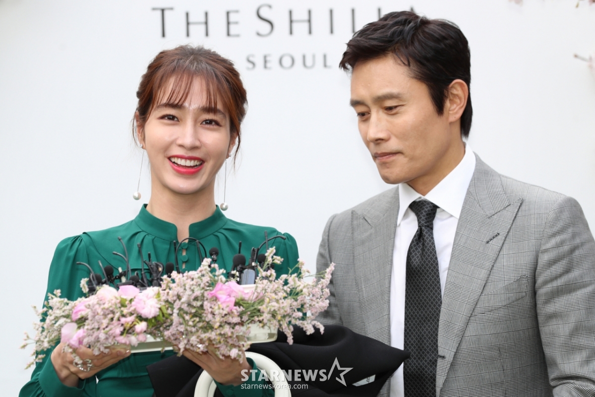 배우 이병헌, 이민정 부부가 7일 오후 서울 중구 신라호텔에서 열리는 배우 이정현의 결혼식에 참석해 포즈를 취하고 있다.