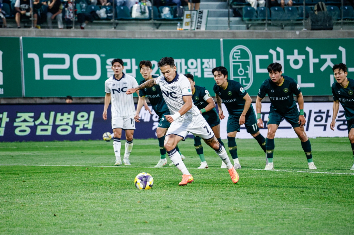 에울레르(가운데)가 페널티킥을 차고 있다. /사진=서울이랜드 제공