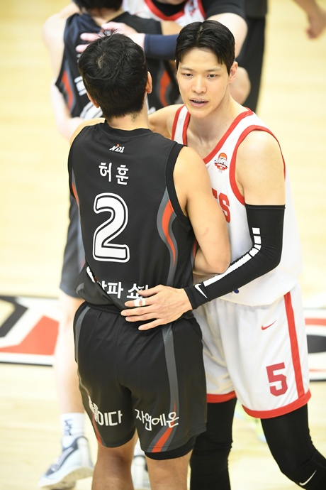 허훈과 김선형(오른쪽). /사진=KBL 제공