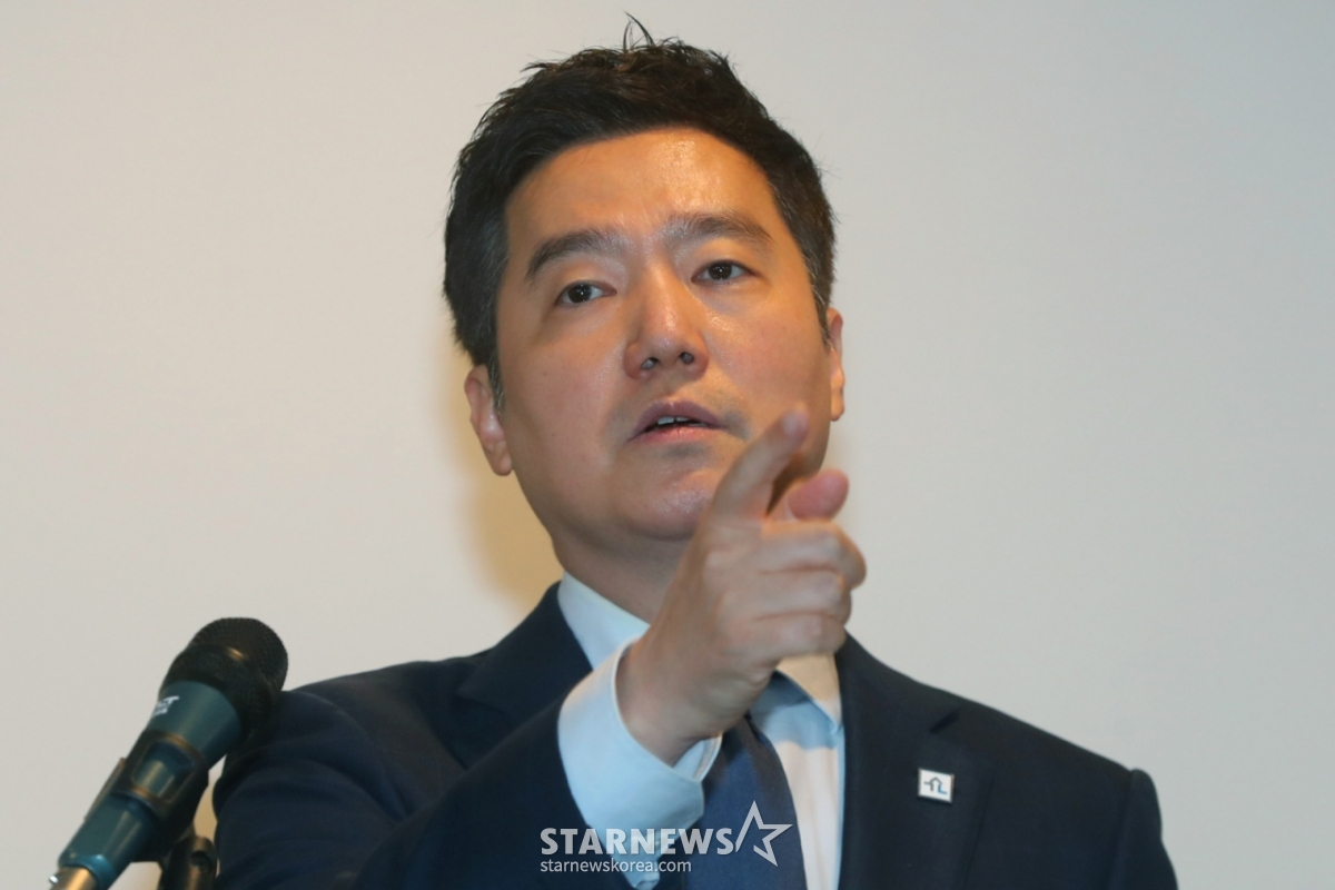 [서울=뉴시스] 김혜진 기자 = 김세의 가로세로연구소 대표가 7일 오후 서울 강남구 스페이스쉐어에서 열린 배우 김수현의 중대범죄 관련 기자회견에서 인사말을 하고 있다. 2025.05.07. jini@newsis.com /사진=김혜진