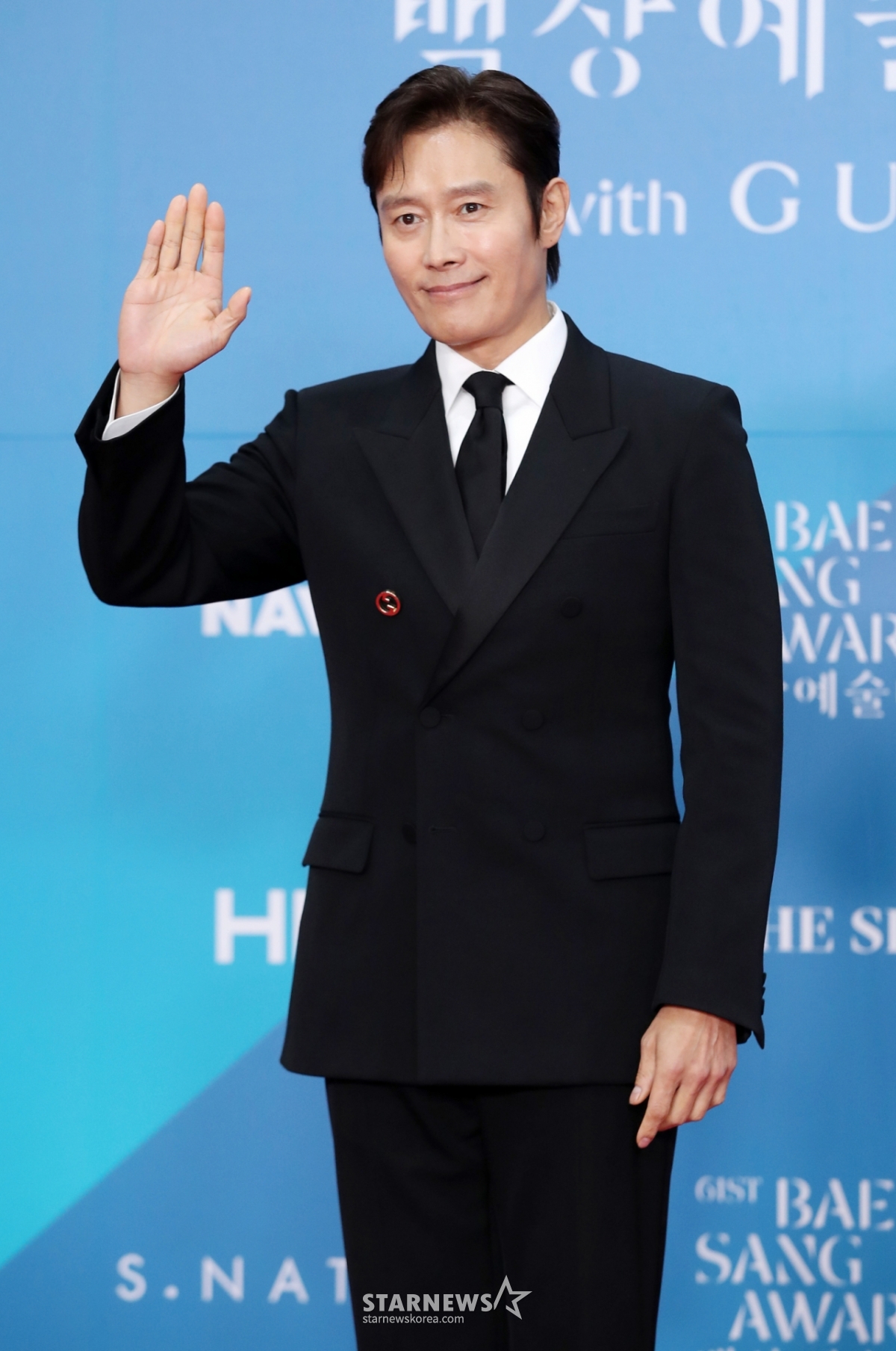 배우 이병헌이 5일 오후 서울 강남구 코엑스에서 열린 제61회 백상예술대상 시상식에 참석해 포즈를 취하고 있다./2025.05.05 /사진=김휘선 hwijpg@