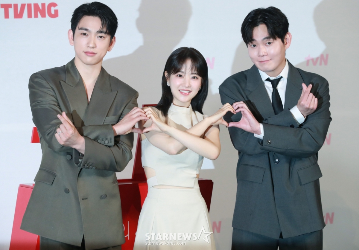 배우 박진영, 박보영, 류경수가 21일 오후 서울 영등포CGV에서 진행된 tvN 토일드라마 '미지의 서울' 제작발표회에 참석해 포즈를 취하고 있다. 얼굴 빼고 모든 게 다른 쌍둥이 자매가 인생을 맞바꾸는 거짓말로 진짜 사랑과 인생을 찾아가는 로맨틱 성장 드라마 '미지의 서울'은 오는 24일 첫 방송된다. /2025.05.21 /사진=이동훈 photoguy@