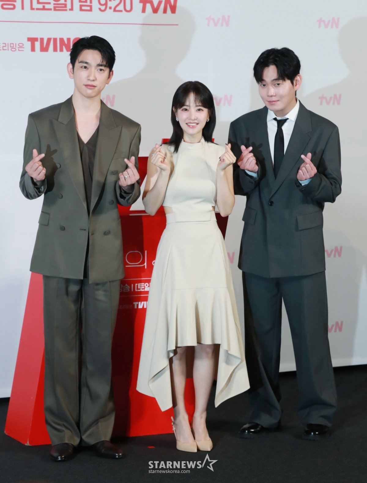 배우 박진영, 박보영, 류경수가 21일 오후 서울 영등포CGV에서 진행된 tvN 토일드라마 '미지의 서울' 제작발표회에 참석해 포즈를 취하고 있다. 얼굴 빼고 모든 게 다른 쌍둥이 자매가 인생을 맞바꾸는 거짓말로 진짜 사랑과 인생을 찾아가는 로맨틱 성장 드라마 '미지의 서울'은 오는 24일 첫 방송된다. /2025.05.21 /사진=이동훈 photoguy@