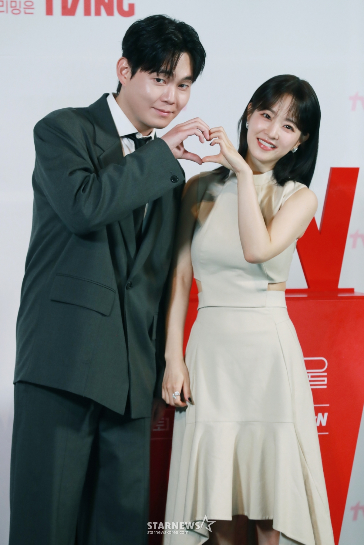 배우 류경수, 박보영이 21일 오후 서울 영등포CGV에서 진행된 tvN 토일드라마 '미지의 서울' 제작발표회에 참석해 포즈를 취하고 있다. 얼굴 빼고 모든 게 다른 쌍둥이 자매가 인생을 맞바꾸는 거짓말로 진짜 사랑과 인생을 찾아가는 로맨틱 성장 드라마 '미지의 서울'은 오는 24일 첫 방송된다. /2025.05.21 /사진=이동훈 photoguy@