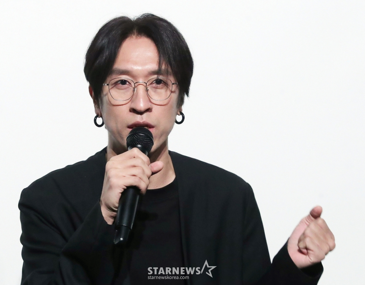 가수 백성현(코요테 빽가)이 20일 오전 서울 강남구 청담씨네시티 엠큐브에서 진행된 첫 EP 앨범 '큐어'(CURE) 발매 기념 음감회에 참석해 인사말을 하고 있다. '큐어'에는 더블 타이틀곡 가창곡 '바람이 달빛이'와 연주곡 'Close My Eyes'를 비롯해 총 8곡이 담겼다. 2023.02.20