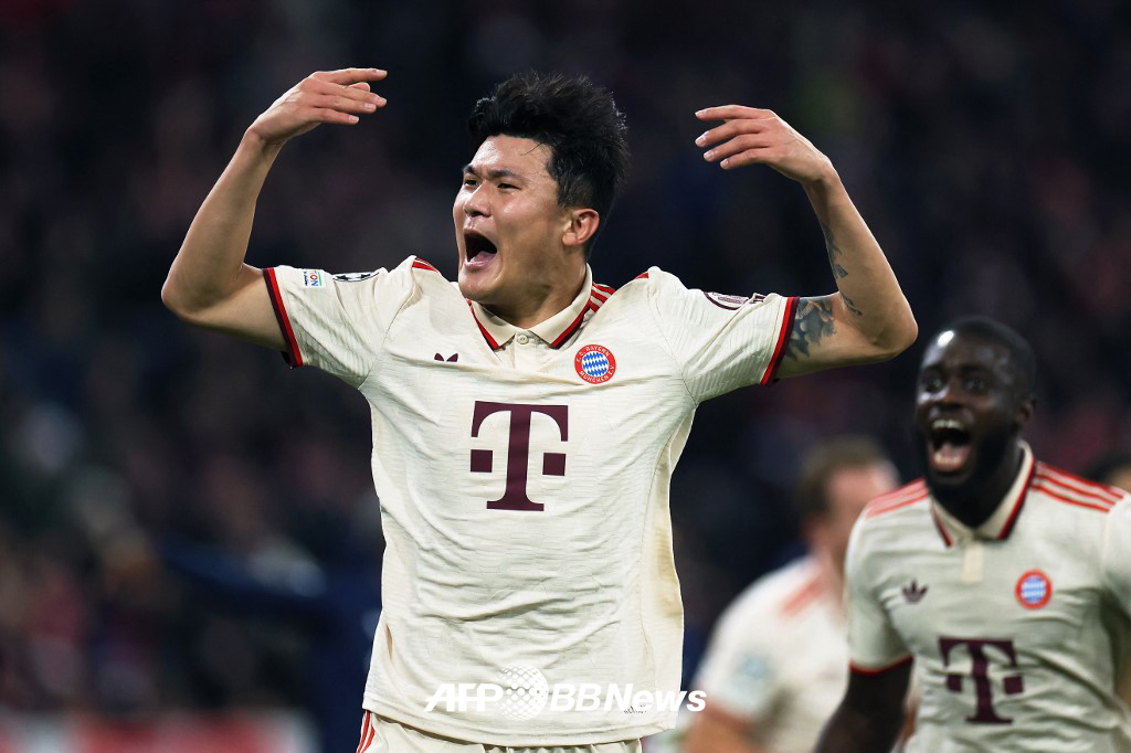 바이에른 뮌헨 김민재가 지난해 11월 파리 생제르맹(PSG)과의 유럽축구연맹(UEFA) 챔피언스리그에서 골을 넣은 뒤 포효하고 있다. /AFPBBNews=뉴스1