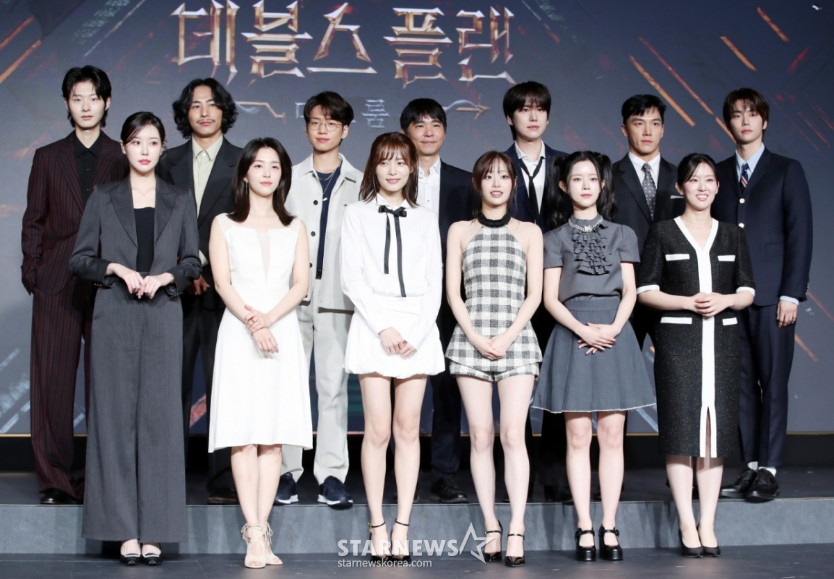 모델 최현준, 보드게임 유튜버 티노, 박상연, 이세돌 전 프로바둑기사, 가수 규현, 세븐하이, 정현규, 손은유, 김하린, 츄, 정종연 PD, 윤소희, 강지영, 이승현(뒷줄 왼쪽부터 시계방향)이 29일 오전 서울 마포구 호텔나루에서 열린 넷플릭스 '데블스 플랜: 데스룸' 제작발표회에 참석해 포즈를 취하고 있다. 정종연 PD가 연출하는 '데블스 플랜: 데스룸'은 다양한 직업군의 플레이어가 7일간 합숙하며 최고의 브레인을 가리는 두뇌 서바이벌 게임으로 오는 5월 6일 공개된다. /2025.04.29 /사진=김휘선 hwijpg@
