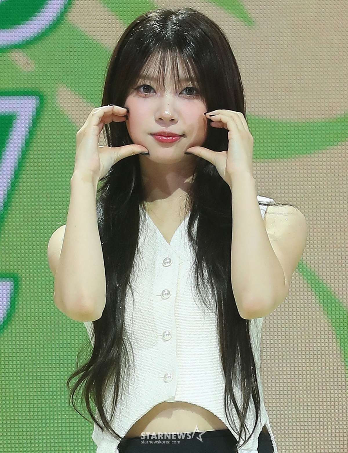 걸그룹 아일릿(ILLIT) 민주가 21일 오후 서울 광진구 예스24 라이브홀에서 진행된 미니 2집 'I'LL LIKE YOU' 쇼케이스에 참석해 포즈를 취하고 있다. 'I'LL LIKE YOU'는 순간에 과몰입하는 소녀가 친해지고 싶은 상대를 만나 고민하지만, 결국 자신의 마음을 믿고 '너'에게 직진하는 '나'의 모습을 노래한다. 이 앨범에는 타이틀곡 'Cherish (My Love)'를 포함해 'I'll Like You', 'IYKYK (If You Know You Know)', 'Pimple', 'Tick-Tack' 등 총 5곡이 수록됐다. 2024.10.21 /사진=김창현 chmt@
