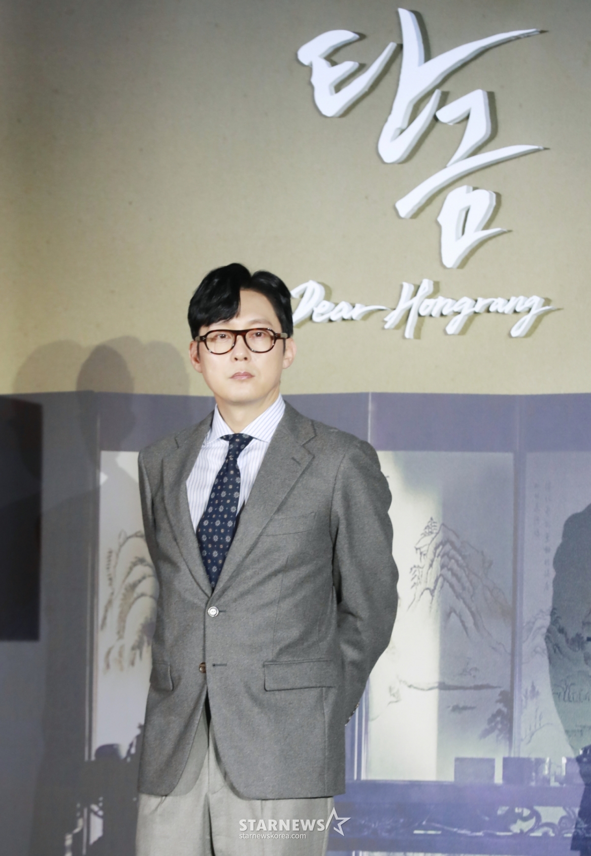 배우 박병은이 13일 오전 서울 신도림 라마다호텔에서 진행된 넷플릭스 오리지널 시리즈 '탄금' 제작발표회에 참석해 포즈를 취하고 있다. 실종되었던 조선 최대 상단의 아들 ‘홍랑’이 기억을 잃은 채 12년 만에 돌아오고, 이복누이 ‘재이’만이 그의 실체를 의심하는 가운데 둘 사이 싹트는 알 수 없는 감정을 그린 미스터리 멜로 사극 '탄금'은 오는 16일 공개된다. /2025.05.13 /사진=이동훈 기자 photoguy@