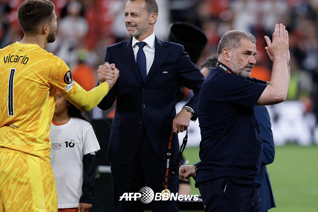 엔지 포스테코글루(오른쪽) 토트넘 감독이 22일 2024~2025 UEFA 유로파리그 시상식에서 우승 메달을 받은 뒤 팬들에게 인사하고 있다. /AFPBBNews=뉴스1