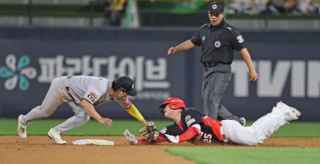 21일 경기에서 2루를 향하다 아웃되고 있는 이우성(오른쪽). /사진=KIA 타이거즈