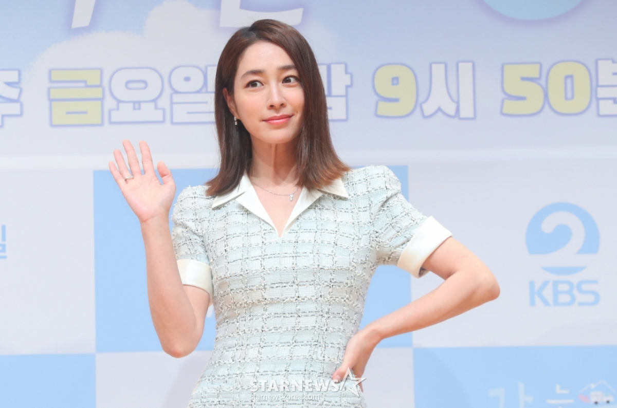 [서울=뉴시스] 김혜진 기자 = 배우 이민정이 16일 오전 서울 영등포구 KBS에서 열린 KBS2 새 예능 프로그램 '가는정 오는정 이민정' 제작발표회에서 포즈를 취하고 있다. 2025.05.16. jini@newsis.com /사진=김혜진