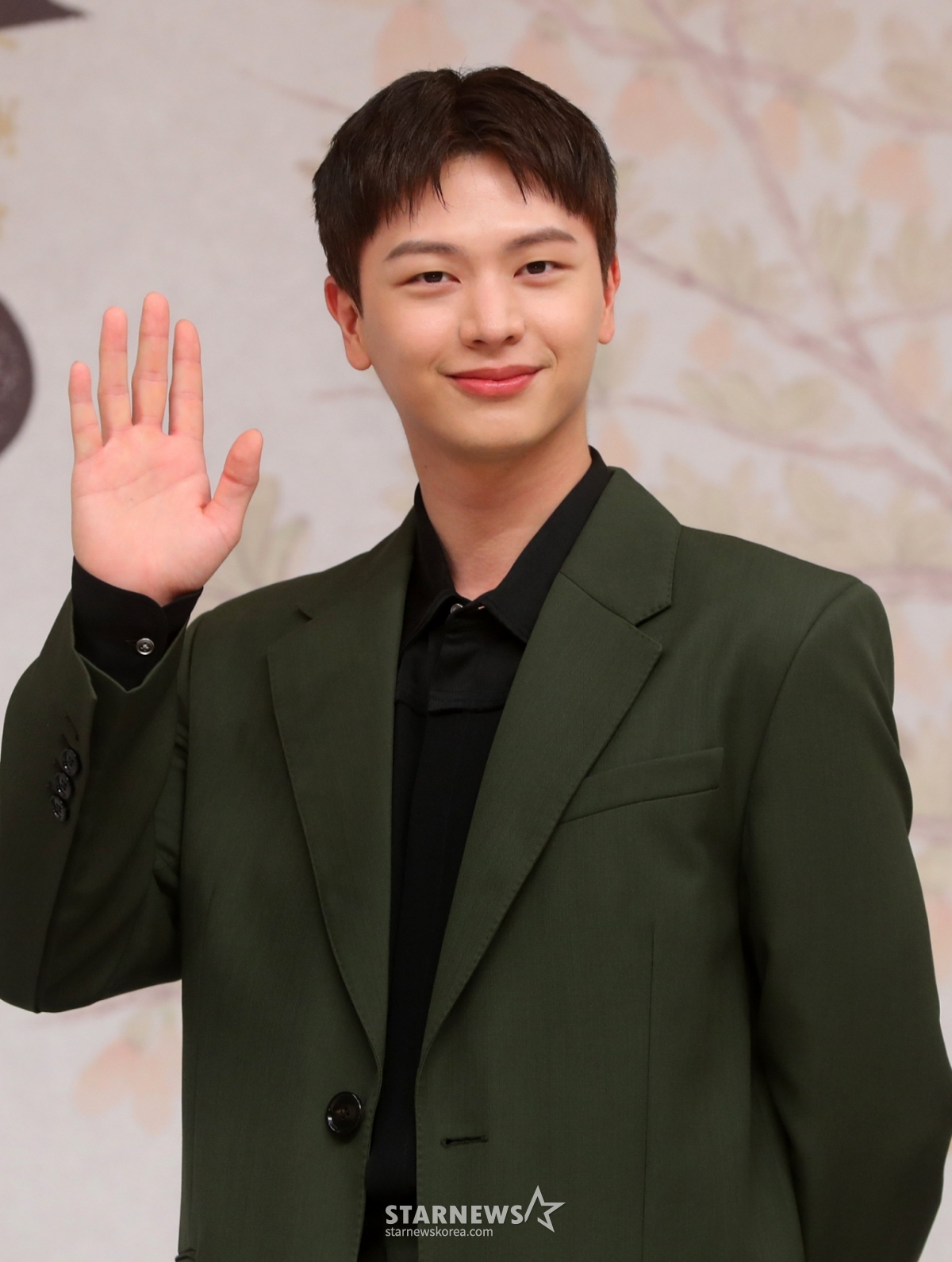 [서울=뉴시스] 김혜진 기자 = 배우 육성재가 17일 오후 서울 양천구 SBS 목동에서 열린 새 금토드라마 '귀궁' 제작발표회에서 포즈를 취하고 있다.  '귀궁'은 영매의 운명을 거부하는 무녀 여리와 여리의 첫사랑 윤갑의 몸에 갇힌 이무기 강철이가 왕가에 원한을 품은 팔척귀에 맞닥뜨리며 몸과 혼이 단단히 꼬여버리는 육신 쟁탈 판타지 로코다. 2025.04.17. jini@newsis.com /사진=김혜진