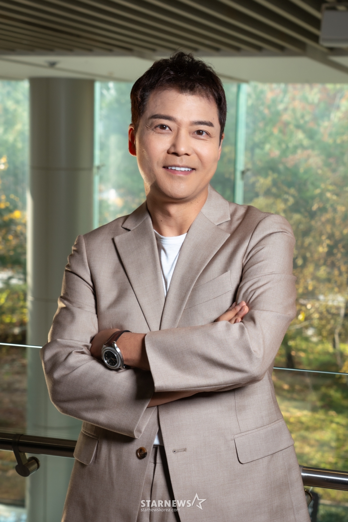 방송인 전현무가 22일 오전 서울 마포구 LG유플러스 상암사옥 진행된 U+모바일 KBS 예능 '서치미' 기자간담회를 위해 포즈를 취하고 있다. '서치미'는 플레이어(게스트)가 진짜 지인과 지인을 완벽하게 흉내 내는 시치미단 패널 사이에서 진짜 지인을 추리하는 프로그램 이다. /사진제공=U+모바일tv 2023.11.22 /사진=이동훈