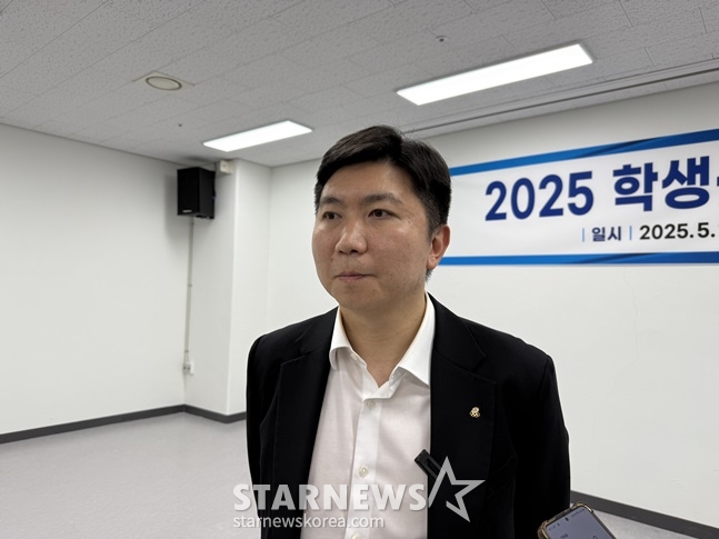 유승민 대한체육회장이 24일 김해종합운동장 리셉션실에서 열린 2025 학생선수 학부모 간담회 종료 후 취재진과 인터뷰를 하고 있다. /사진=양정웅 기자