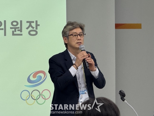 오정훈 대한체육회 학교체육위원장(서울 구룡중 교장)이 24일 김해종합운동장 리셉션실에서 열린 2025 학생선수 학부모 간담회에서 인사말을 하고 있다. /사진=양정웅 기자