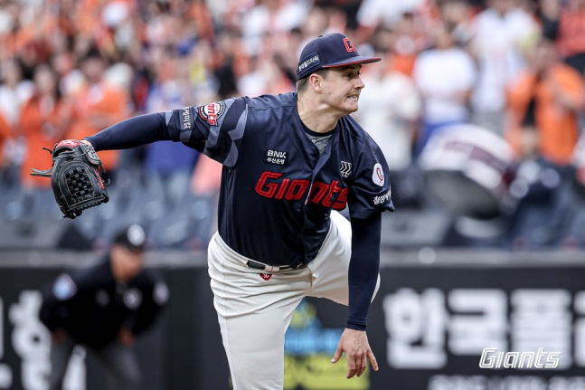 롯데의 터커 데이비슨이 24일 대전 한화전에서 역투하고 있다. /사진=롯데 자이언츠 제공