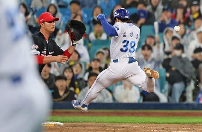 삼성 김성윤이 24일 대구 KIA전에서 7회 내야안타로 살아나가고 있다. /사진=삼성 라이온즈 제공