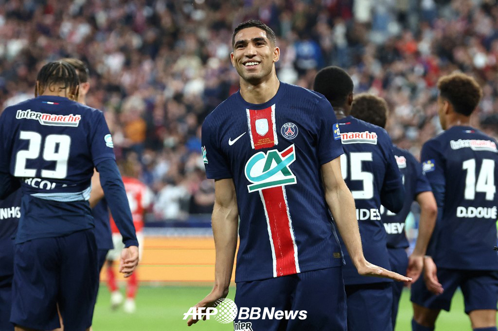 파리 생제르맹(PSG) 아슈라프 하키미가 25일 프랑스 스타드 드 프랑스에서 열린 스타드 드 랭스와의 2024~2025 쿠프 드 프랑스 결승전에서 골을 넣은 뒤 골 세리머니를 하고 있다. /AFPBBNews=뉴스1
