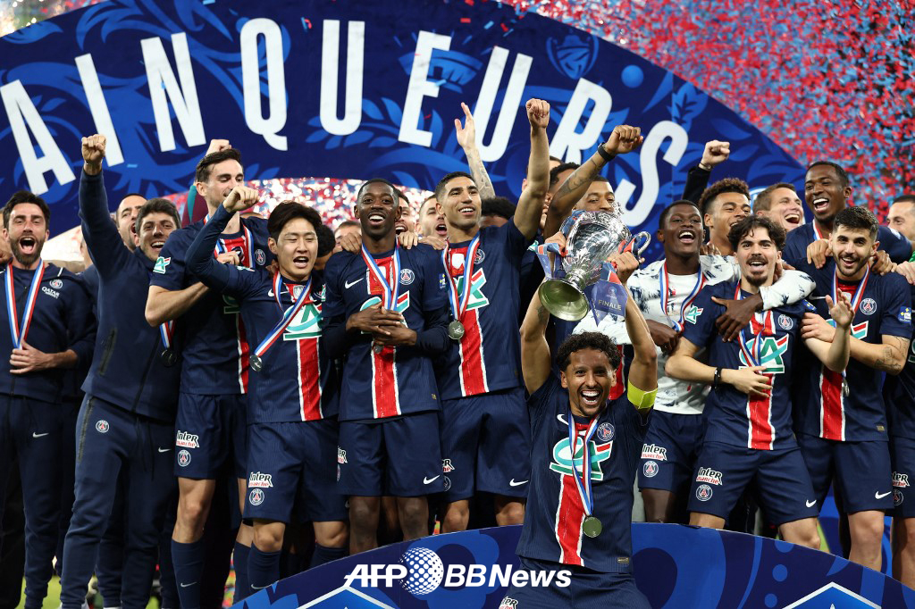 파리 생제르맹(PSG) 이강인(왼쪽 5번째)이 25일 2024~2025 프랑스 쿠프 드 프랑스 우승 이후 동료들과 함께 트로 세리머니를 즐기고 있다. /AFPBBNews=뉴스1