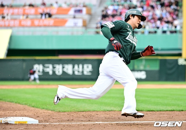 홈으로 질주하는 최정.