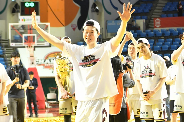 LG 한상혁이 챔피언결정전 우승 후 기뻐하고 있다. /사진=KBL 제공