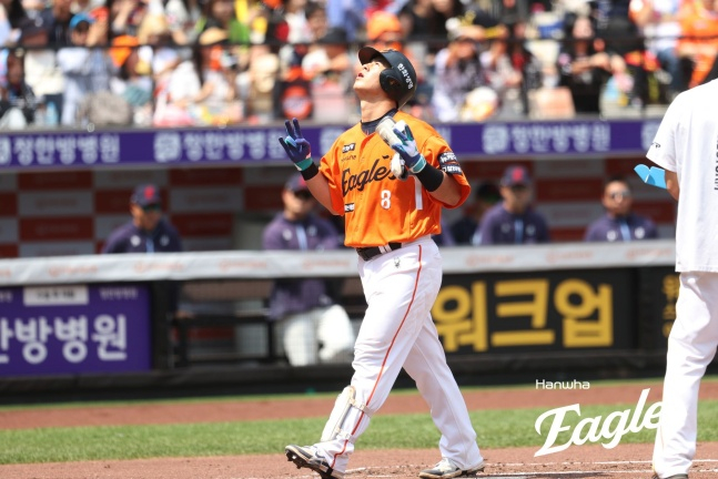 한화 노시환이 25일 대전 롯데전 1회말 3점 홈런을 터트리고 홈으로 들어오고 있다. /사진=한화 이글스 제공