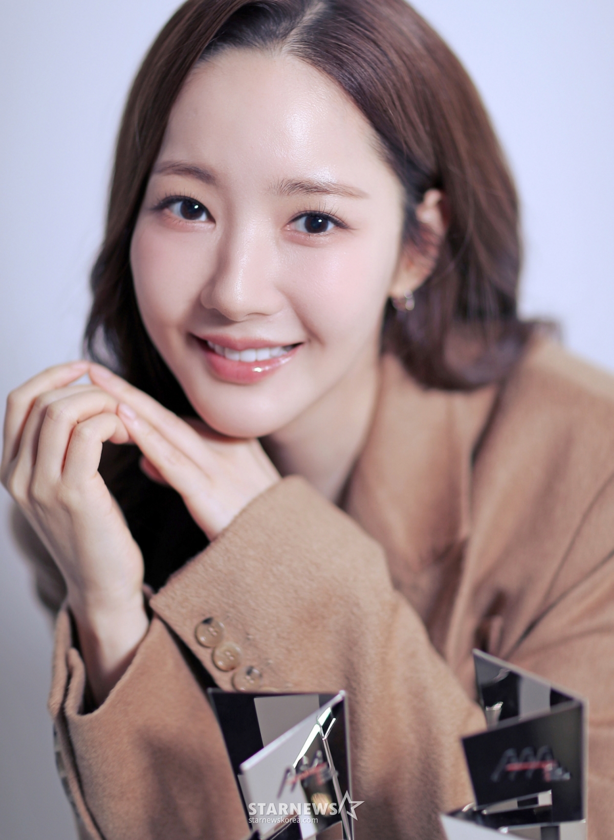 배우 박민영이 서울 종로구 스타뉴스 사옥에서 진행된 '제9회 아시아 아티스트 어워즈'(The 9th Asia Artist Awards, 이하 'AAA 2024') 수상 인터뷰에 앞서 포즈를 취하고 있다. 박민영은 'AAA 2024'에서 '베스트 아티스트상'과 배우 부문 대상 '올해의 여우주연상'을 품에 안았다. /사진=김창현 chmt@