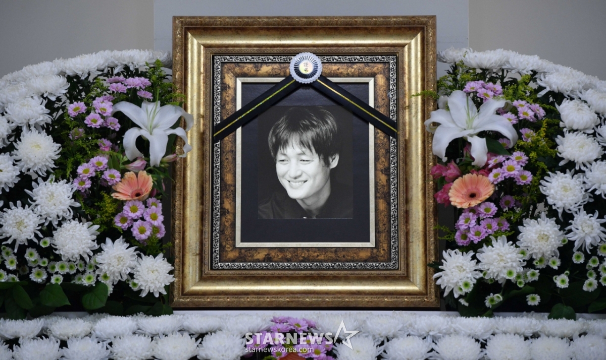 26일 오후 서울 중랑구 서울의료원 장례식장에 배우 이얼(58·이용덕)의 빈소가 마련돼 있다. 드라마 '스토브리그', '보이스4' 등을 비롯해 스크린과 브라운관을 오가며 활약해온 배우 이얼은 식도암 투병 중 별세했다. /사진공동취재단
