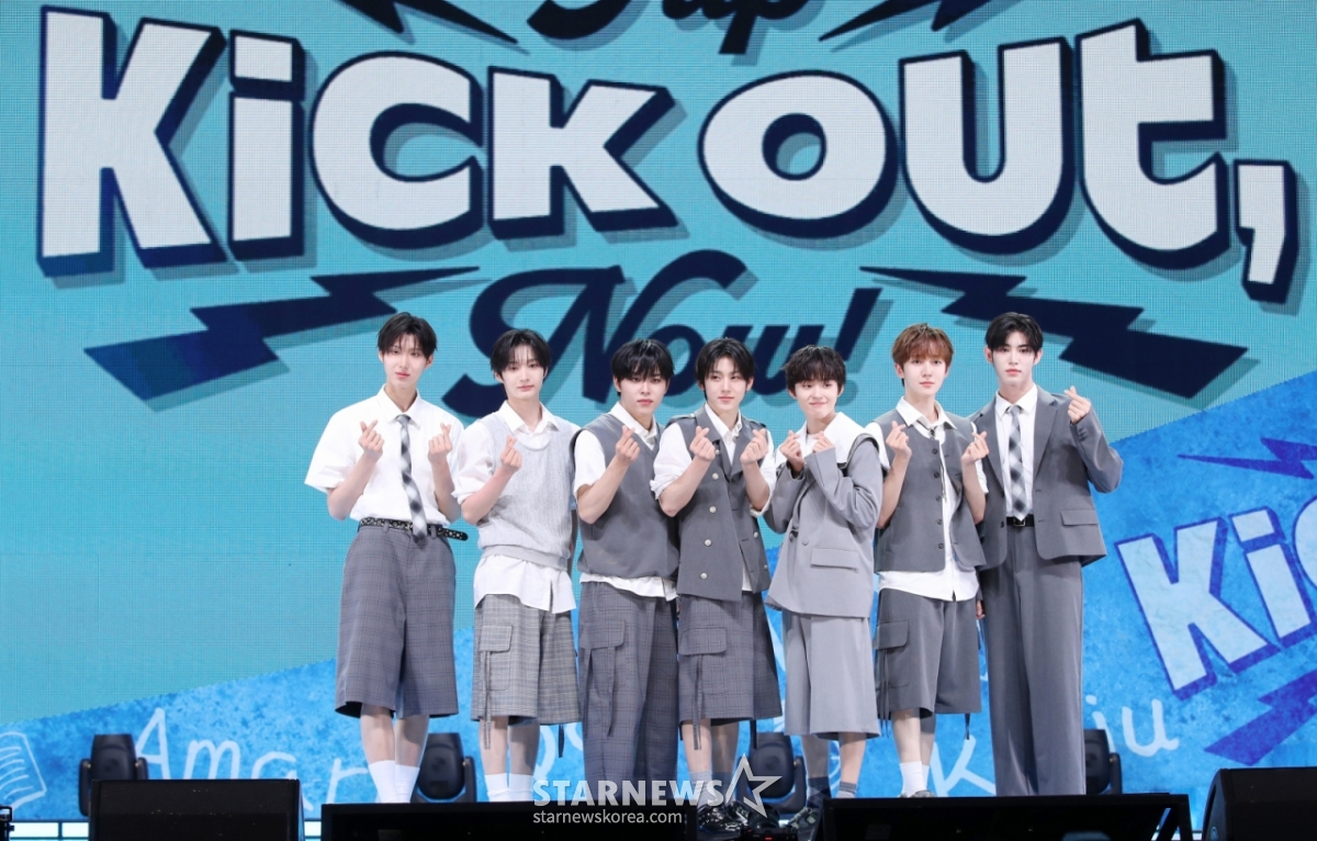 그룹 킥플립이 26일 서울 광진구 예스24라이브홀에서 진행된 미니 2집 앨범 'Kick Out, Flip Now!(킥 아웃, 플립 나우!)' 발매 기념 쇼케이스에서 포즈를 취하고 있다. /2025.05.26ㅋ /사진=김휘선 hwijpg@