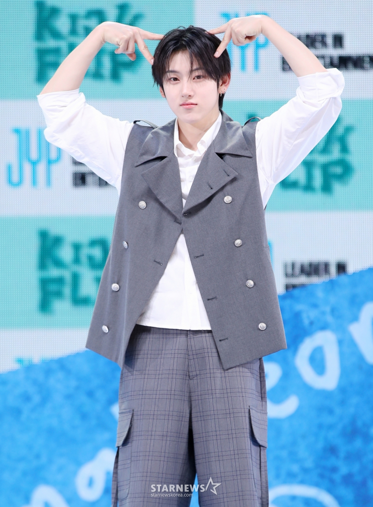 그룹 킥플립 계훈이 26일 서울 광진구 예스24라이브홀에서 진행된 미니 2집 앨범 'Kick Out, Flip Now!(킥 아웃, 플립 나우!)' 발매 기념 쇼케이스에서 포즈를 취하고 있다. /2025.05.26 /사진=김휘선 hwijpg@