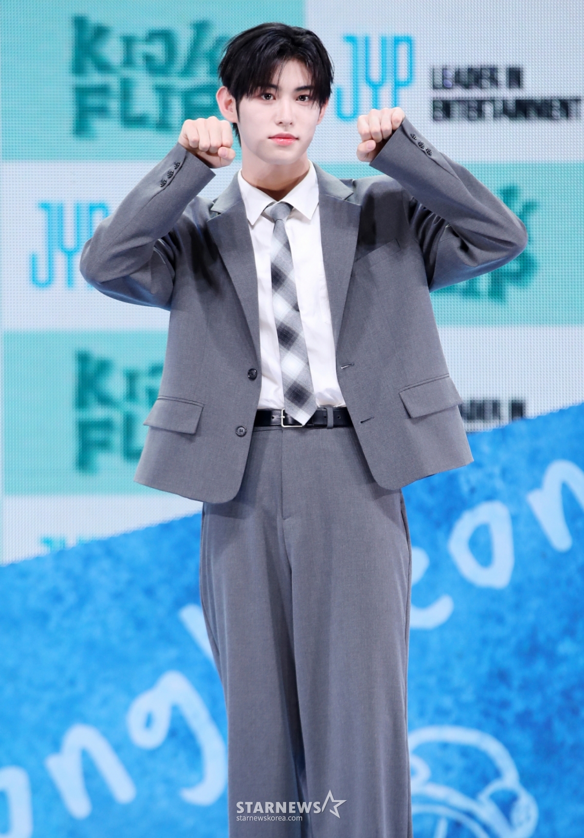 그룹 킥플립 민제가 26일 서울 광진구 예스24라이브홀에서 진행된 미니 2집 앨범 'Kick Out, Flip Now!(킥 아웃, 플립 나우!)' 발매 기념 쇼케이스에서 포즈를 취하고 있다. /2025.05.26 /사진=김휘선 hwijpg@