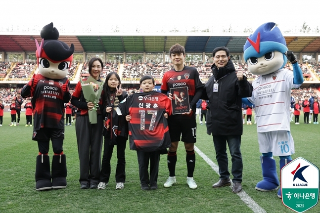 신광훈의 가족들이 K리그 400경기를 달성한 뒤 기념촬영을 하고 있다. /사진=한국프로축구연맹