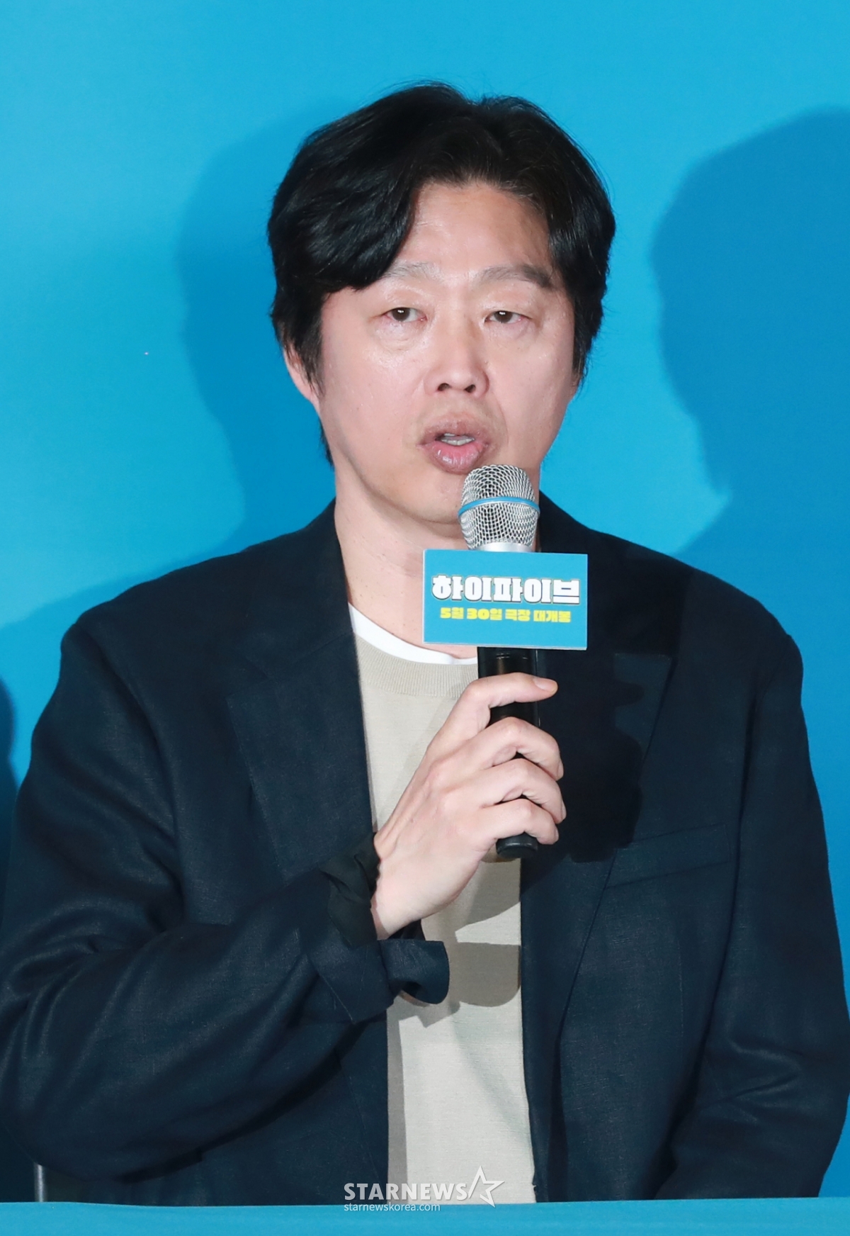배우 김희원이 26일 오후 서울 CGV용산아이파크몰에서 진행된 영화 '하이파이브'(감독 강형철) 언론배급시사회 및 기자간담회에 참석해 질문에 답하고 있다. 장기이식으로 우연히 각기 다른 초능력을 얻게 된 다섯 명이 그들의 능력을 탐하는 자들과 만나 벌어지는 판타지, 코미디, 액션 영화 ‘하이파이브’는 오는 30일 개봉한다. /2025.05.26 /사진=이동훈 photoguy@