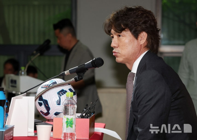 홍명보 축구대표팀 감독이 26일 오전 서울 종로구 축구회관에서 6월 A매치에 나설 대표팀 명단 발표를 마친 후 취재진의 질문에 답하고 있다. /사진=뉴시스