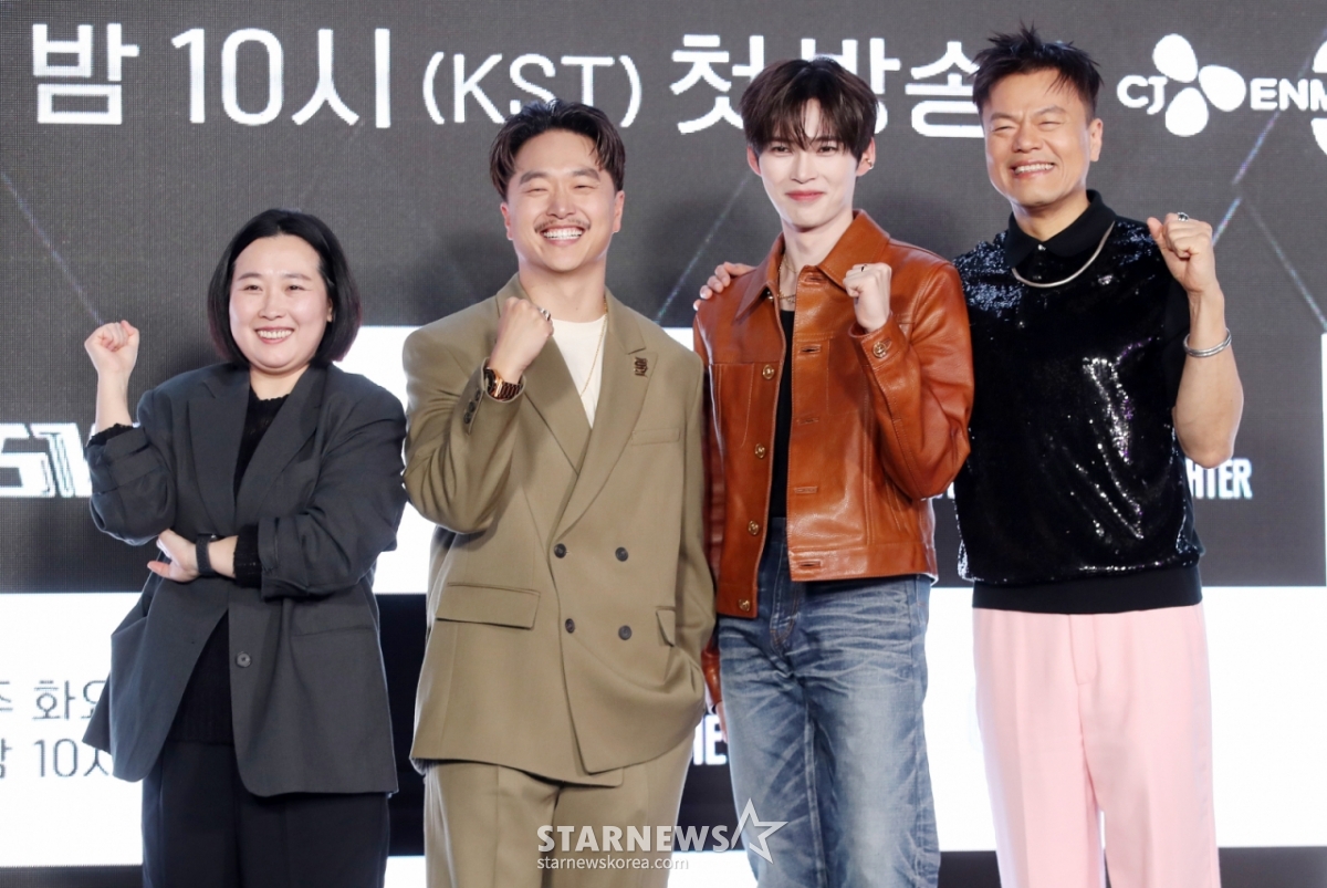 최정남 PD, 댄서 마이크 송, 제로베이스원 성한빈, 박진영이 27일 오전 서울 강남구 에스제이쿤스트할레에서 진행된 Mnet '월드 오브 스트릿 우먼 파이터' 제작발표회에 참석해 포즈를 취하고 있다. /2025.05.27 /사진=김휘선 hwijpg@