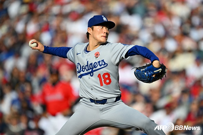LA 다저스 야마모토 요시노부가 27일 클리블랜드 가디언스전에서 역투를 펼치고 있다. /AFPBBNews=뉴스1