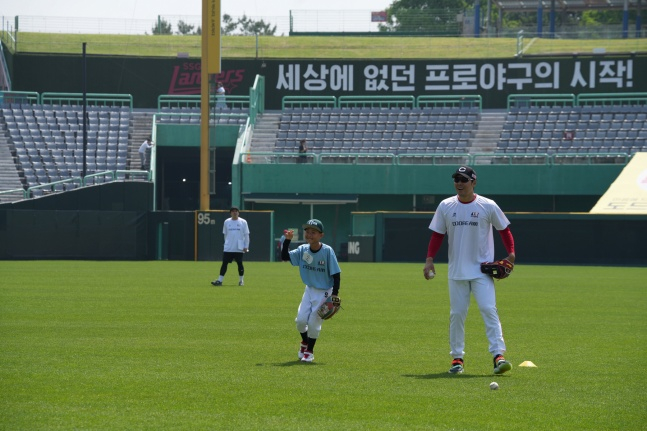 유소년 선수들이 SSG 선수들과 즐거운 시간을 보내고 있다. /사진=한국프로야구선수협회 제공