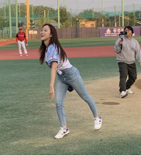 이혜원 아나운서의 시구 모습. /사진=한스타미디어