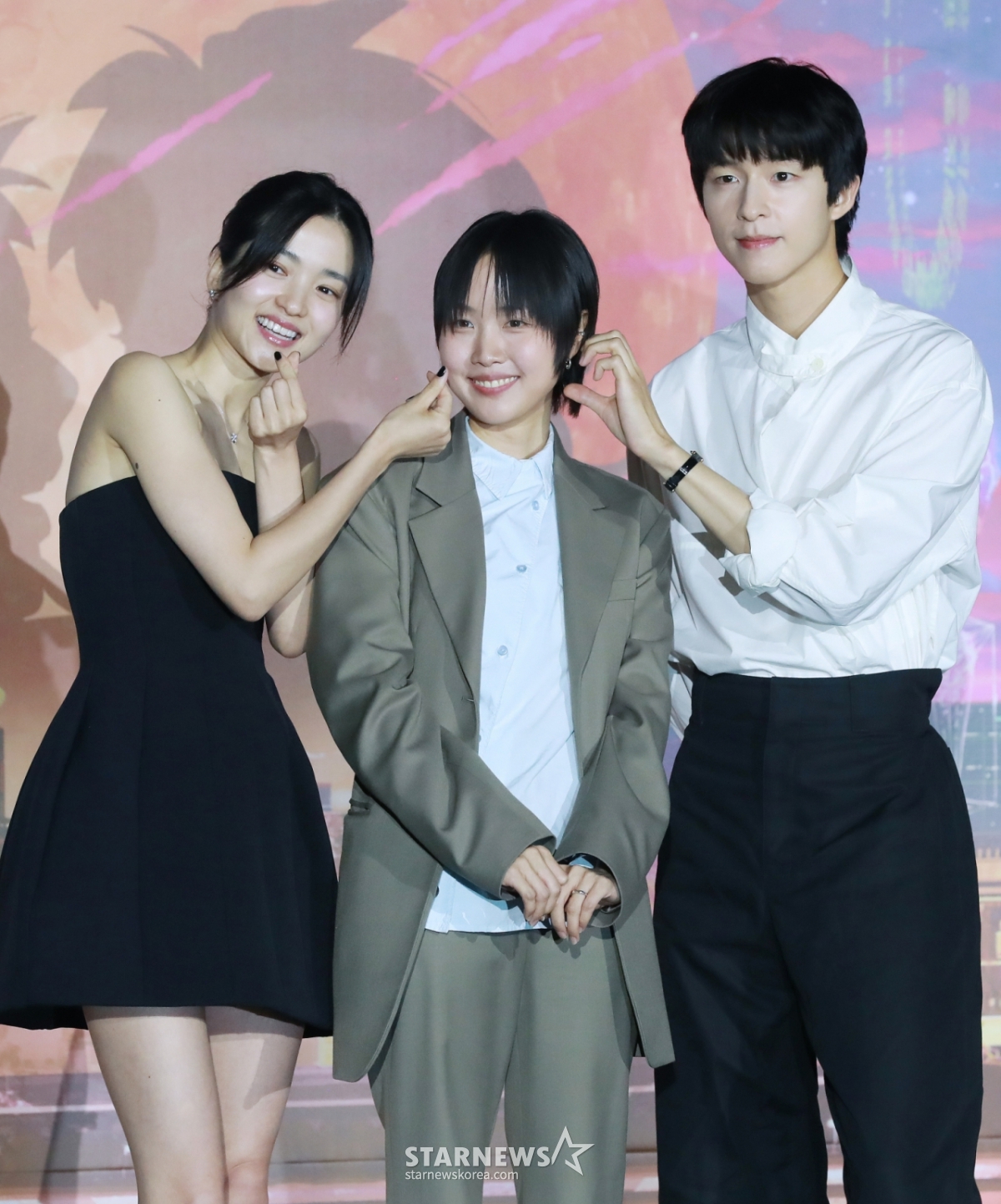 배우 김태리, 한지원 감독, 배우 홍경이 27일 오후 서울 롯데시네마 건대입구점에서 진행된 넷플릭스 애니메이션 '이 별에 필요한' 기자간담회에 참석해 포즈를 취하고 있다. 2050년 서울, 화성 탐사를 꿈꾸는 우주인 난영과 뮤지션의 꿈을 접어둔 제이가 만나 꿈과 사랑을 향해 나아가는 로맨스 '이 별에 필요한'은 오는 30일에 공개된다. /2025.05.27 /사진=이동훈 photoguy@