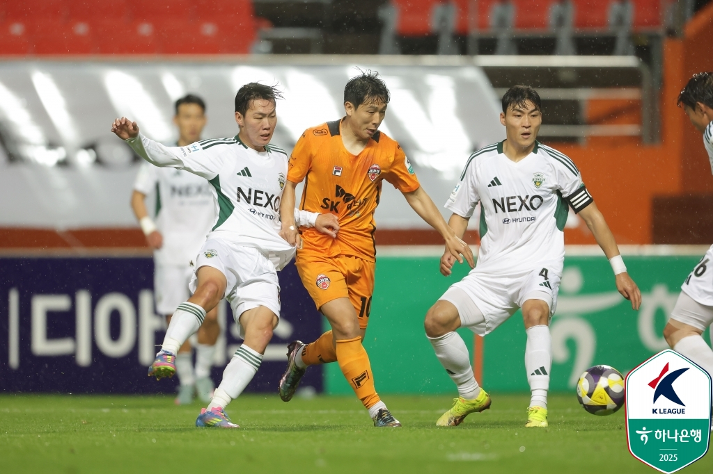 남태희(가운데). /사진=한국프로축구연맹 제공