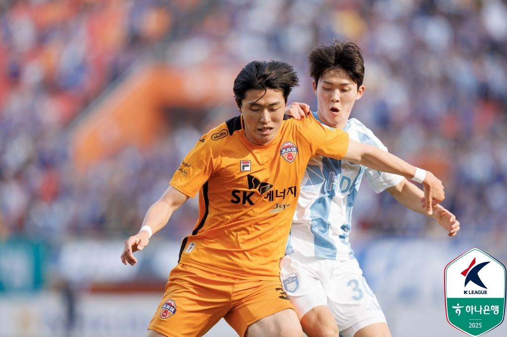 장민규(왼쪽0와 윤재석이 몸싸움을 벌이고 있다. /사진=한국프로축구연맹 제공
