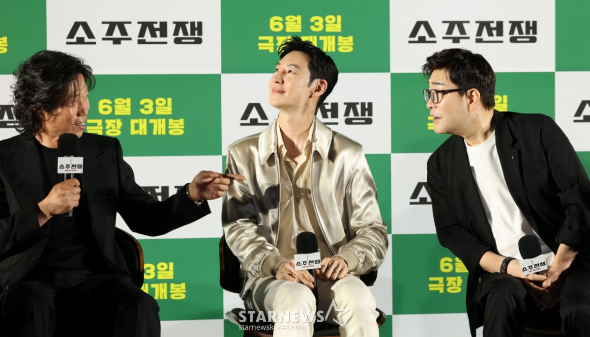 (서울=뉴스1) 권현진 기자 = 배우 유해진(왼쪽)이 24일 오전 서울 강남구 삼성동 메가박스 코엑스점에서 열린 영화 '소주전쟁' 제작보고회에 참석해 "이제훈의 콧날은 오똑하고 손현주의 코는 뭉뚝하다"라고 말하고 있다. 영화 ‘소주전쟁’은 1997년 IMF 외환위기, 소주 회사가 곧 인생인 재무이사 종록과 오로지 성과만 추구하는 글로벌 투자사 직원 인범이 대한민국 국민 소주의 운명을 걸고 맞서는 이야기를 그린다. 2025.4.24/뉴스1 Copyright © 뉴스1. All rights reserved. 무단 전재 및 재배포, AI학습 이용 금지. /사진=(서울=뉴스1) 권현진 기자