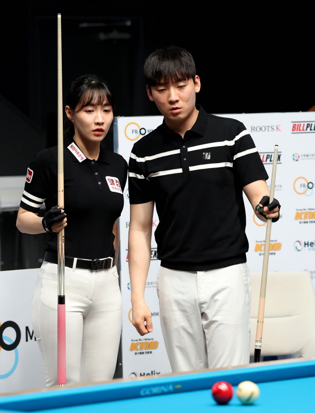 최혜미(왼쪽)과 남윤형이 27일 프로당구선수협회장배 전국 프로선수&동호인 스카치 당구대회에서 공격을 앞두고 상의를 하고 있다. /사진=PBA 투어 제공