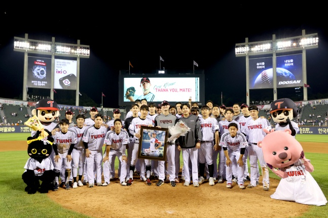 LG 코엔 윈과 선수단이 28일 잠실 한화전을 마치고 고별식에서 기념사진을 찍고 있다. /사진=LG 트윈스 제공
