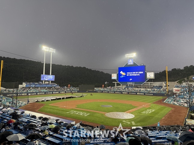 28일 롯데-삼성전이 열리는 대구 삼성 라이온즈 파크에 1회 비가 내리고 있다. /사진=양정웅 기자 