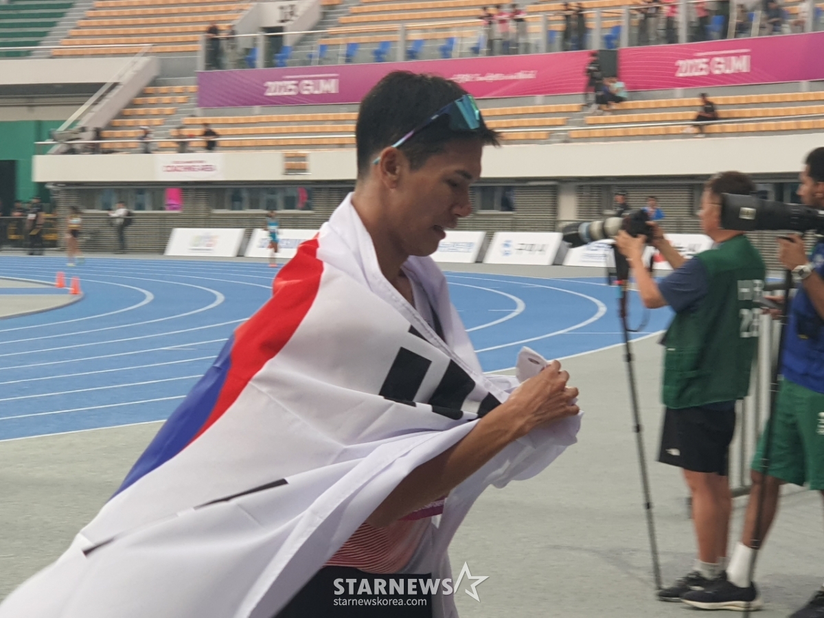이재웅이 28일 경북 구미시민운동장에서 열린 '2025 구미아시아육상선수권대회' 남자 1500m 결선에서 은메달을 차지한 뒤 태극기를 몸에 두르고 있다. /사진=박재호 기자
