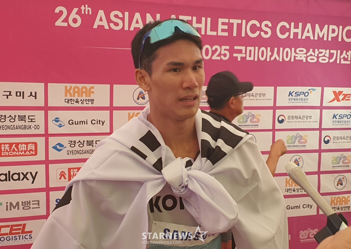 이재웅이 지난 28일 경북 구미시민운동장에서 열린 '2025 구미아시아육상선수권대회' 남자 1500m 결선에서 은메달을 차지한 뒤 믹스드존에서 인터뷰하고 있다. /사진=박재호 기자